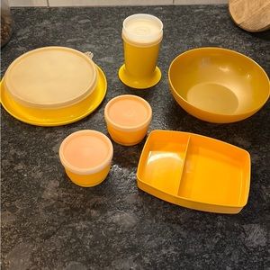 10 piece set of vintage kids/toddler Tupperware. Exc like new condition.…